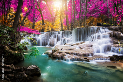 Plakat Niesamowity w naturze, piękny wodospad w kolorowym lesie jesienią w sezonie jesiennym