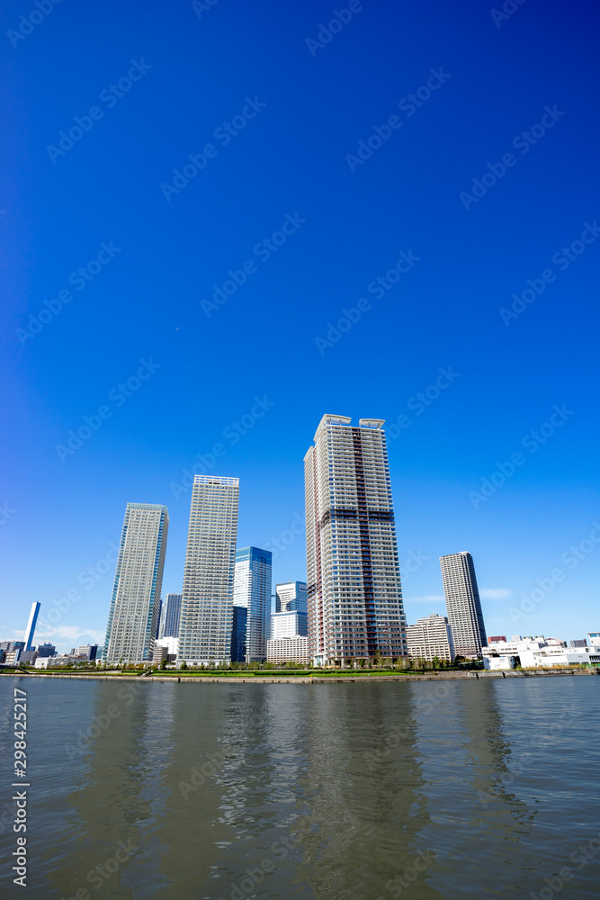 東京の風景　晴海、豊洲の運河沿いの高層マンション　