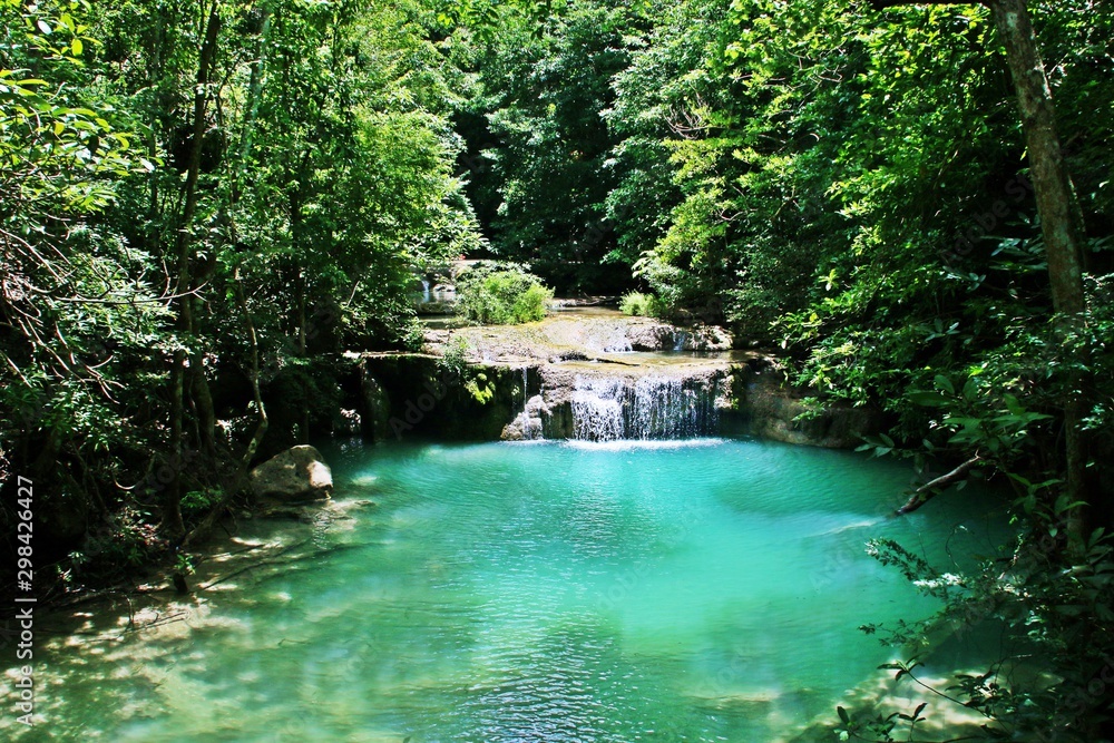 Fototapeta premium Espacio natural (bosque lluvioso) de las cataratas de Erawan en Kanchanaburi, Tailandia.