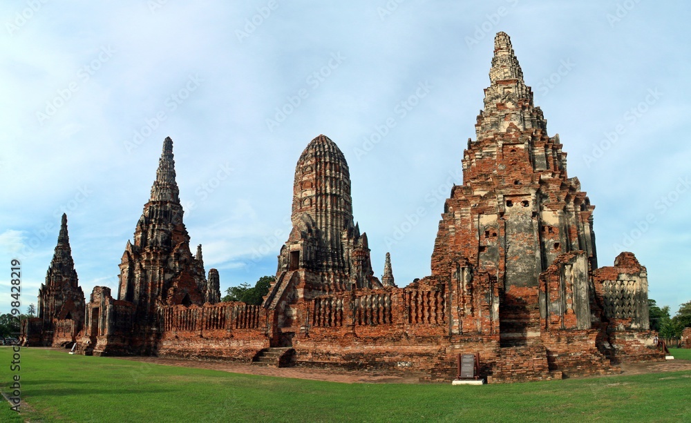 Templo budista de Wat Chaiwatthanaram en Ayutthaya (Tailandia).