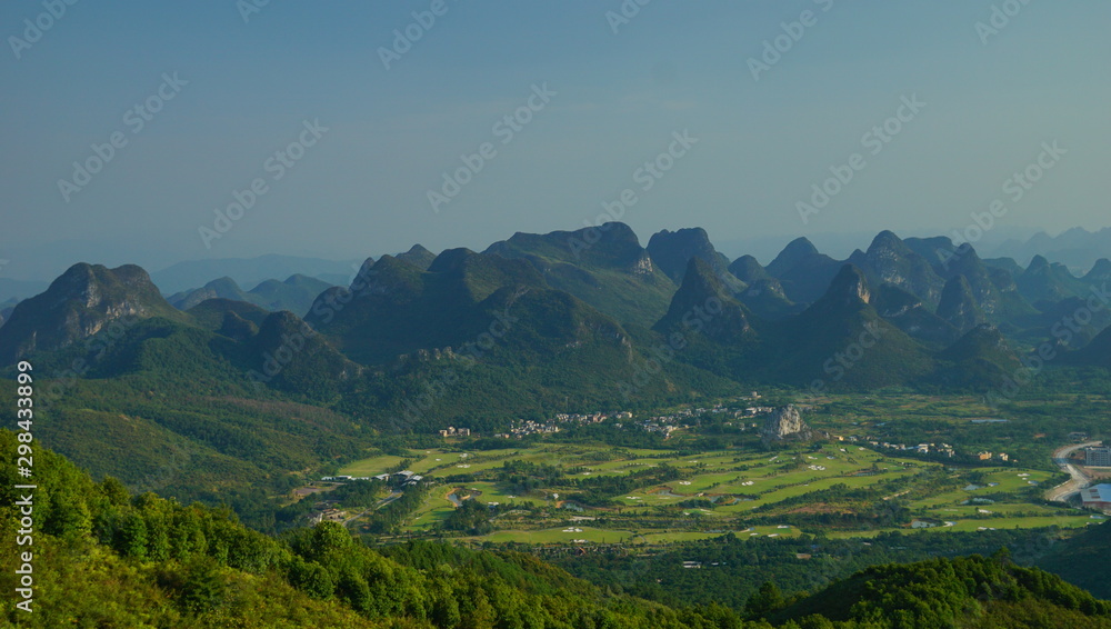 Obraz premium The veiw of earth surface relief of karst topography in Guilin from Yaou mountain