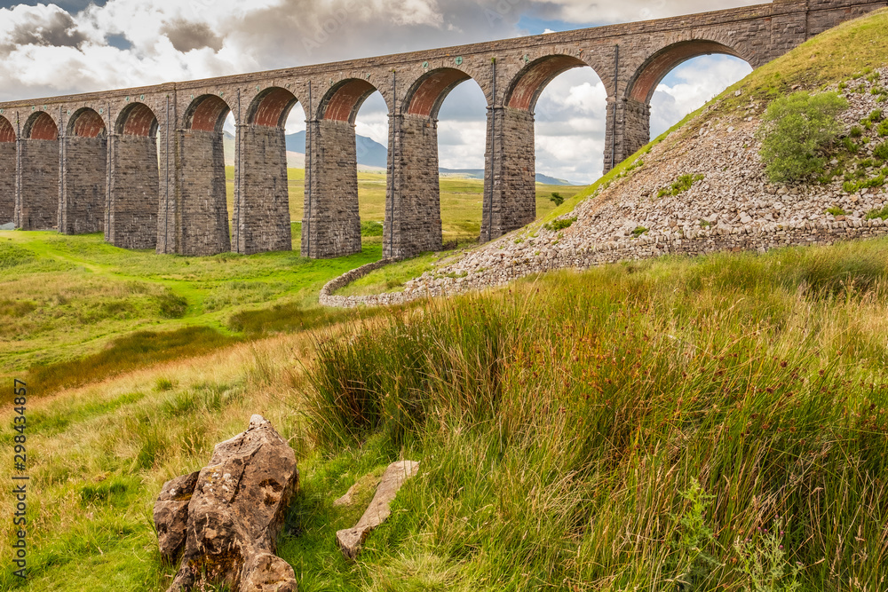 Obraz premium Famous Ribble Valley viaduct railway crossing seen in all its glory. Set in the heart of the Dales, a number of paths can be seen.