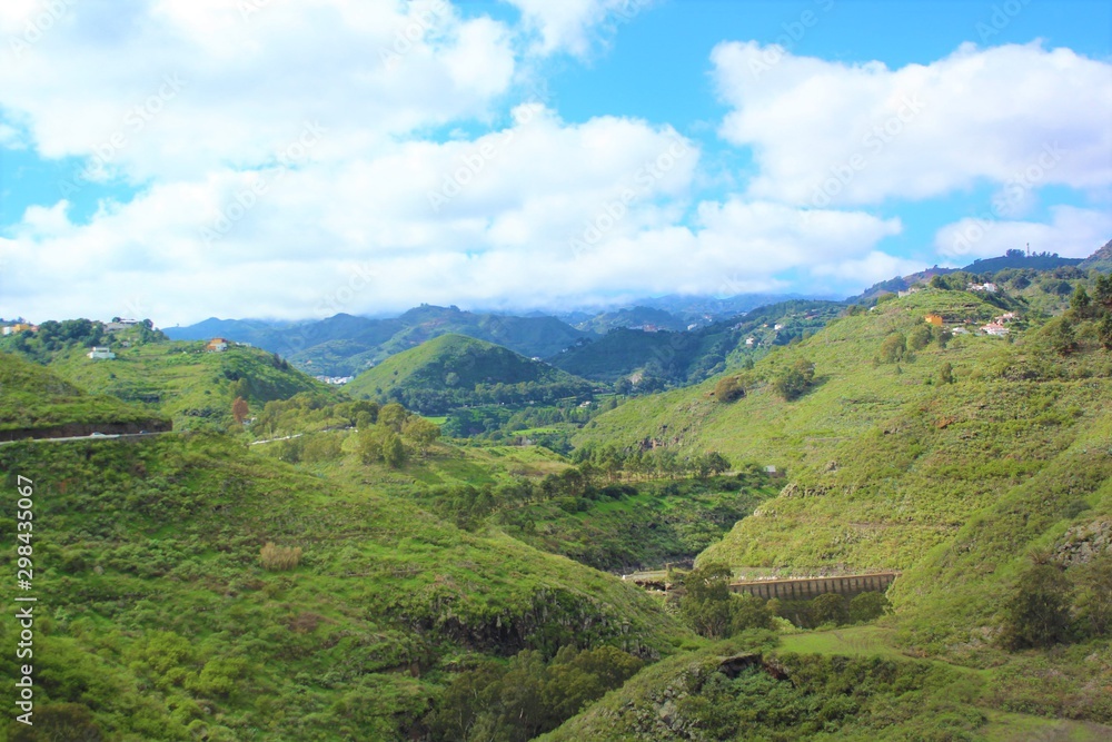 Fototapeta premium Zielony widok na góry