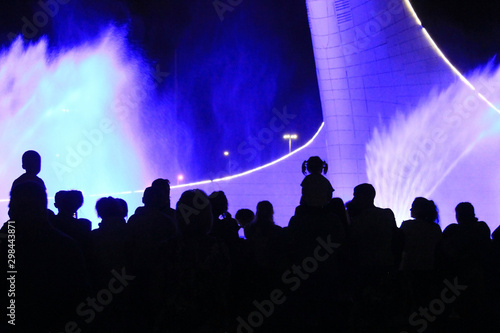 Spectators who follow the work of the musical fountain
