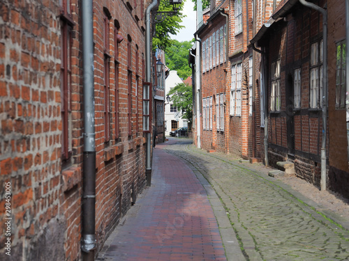 Eine historische Gasse in der Altstadt von Lüneburg in der Sonne