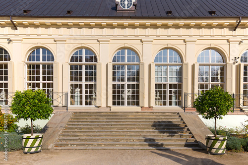 Fotografi Old Orangery, 18th century classicist hothouse in Warsaw Royal Baths Park, facad