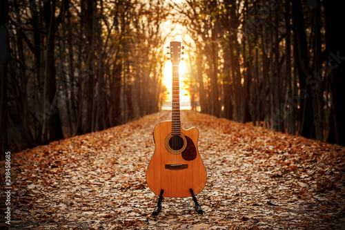 gitara-akustyczna-w-lesie-jesienia