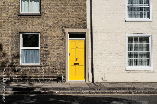 Photo Abstract view of a new yellow front door seen on a traditional terraced house in a typical English town