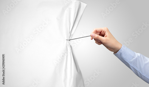 Foto hand pulling white paper curtain, changing scene concept