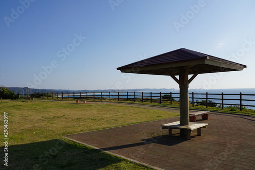 海沿いの公園とベンチ © mouse23