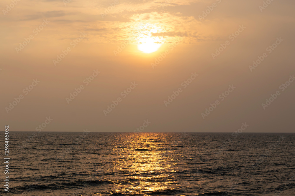 Obraz premium The blue sea in the morning with the rising sun