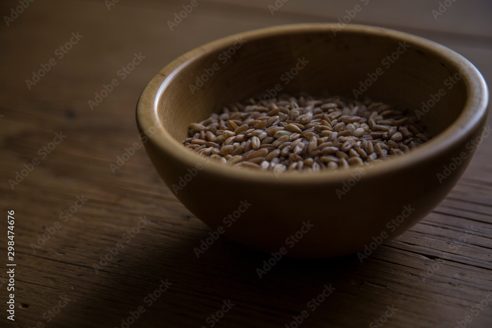 farro perlato su tavolo di legno farro perlato su tavolo di legno