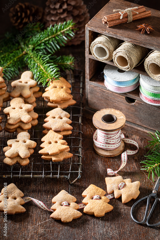 Fototapeta premium Rustic gingerbread cookie chain as decoration for Christmas