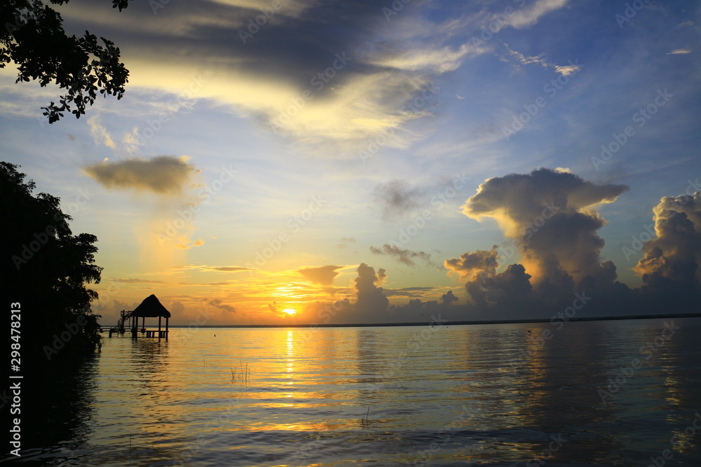Naklejka premium atardecer en bacalar