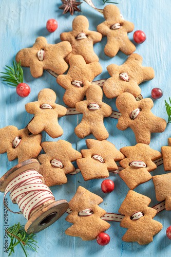 Fototapeta Naklejka Na Ścianę i Meble -  Homemade gingerbread cookie chain as decoration for Christmas