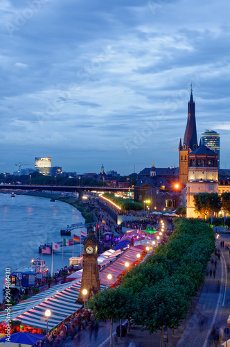 Blick auf die Kasematten und den Burgplatz am Abend, Düsseldorf