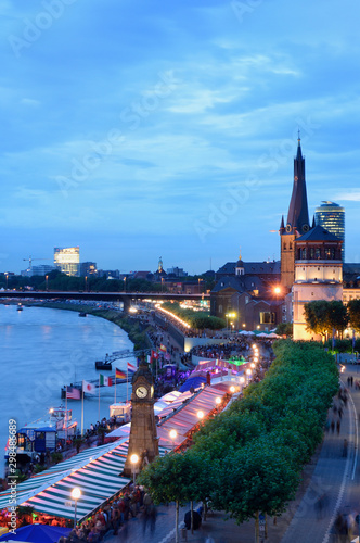 Blick auf die Kasematten und den Burgplatz am Abend, Düsseldorf