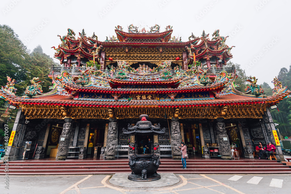 Naklejka premium Alishan Shouzhen Temple: the largest temple in Alishan with tourists in Chiayi County, Alishan Township, Taiwan.