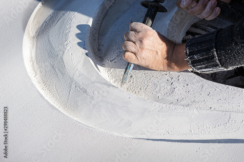 Papier peint Closeup of an artist carving curves into a white stone