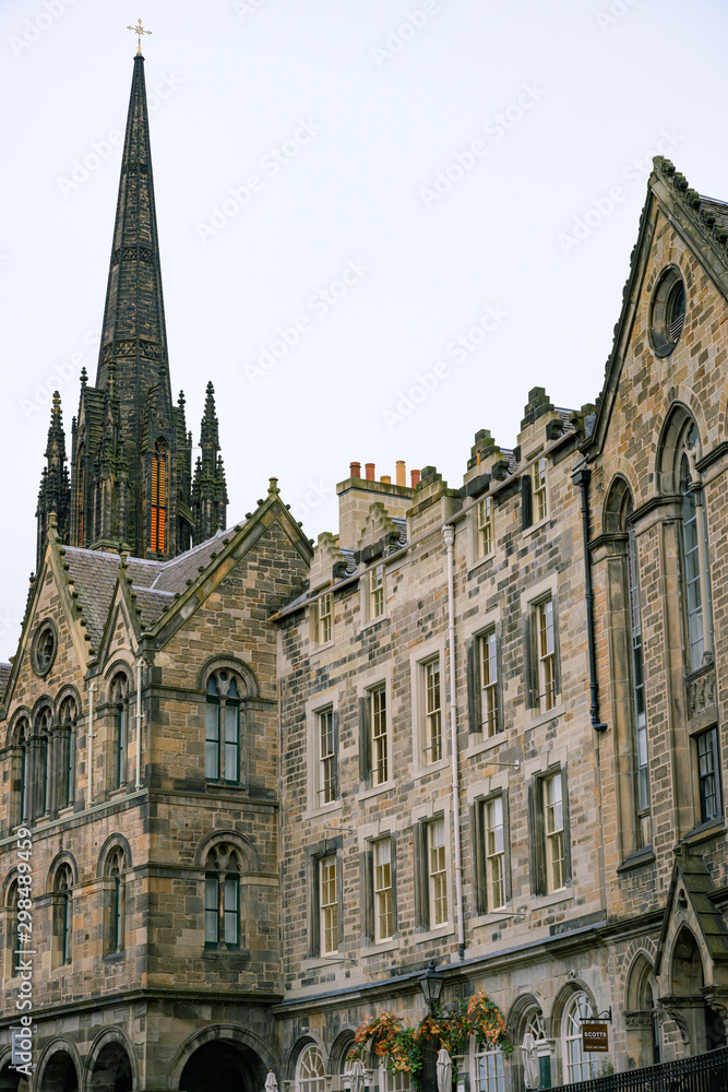 Fototapeta premium スコットランド・エジンバラの街並み, ヨーロッパ旅行, 伝統的な景観のイメージ