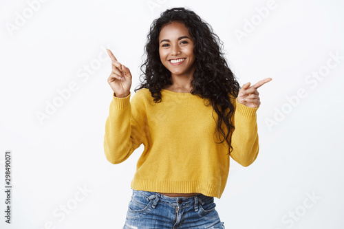 Foto Cheerful friendly-looking attractive smiling african-american girl in yellow swe