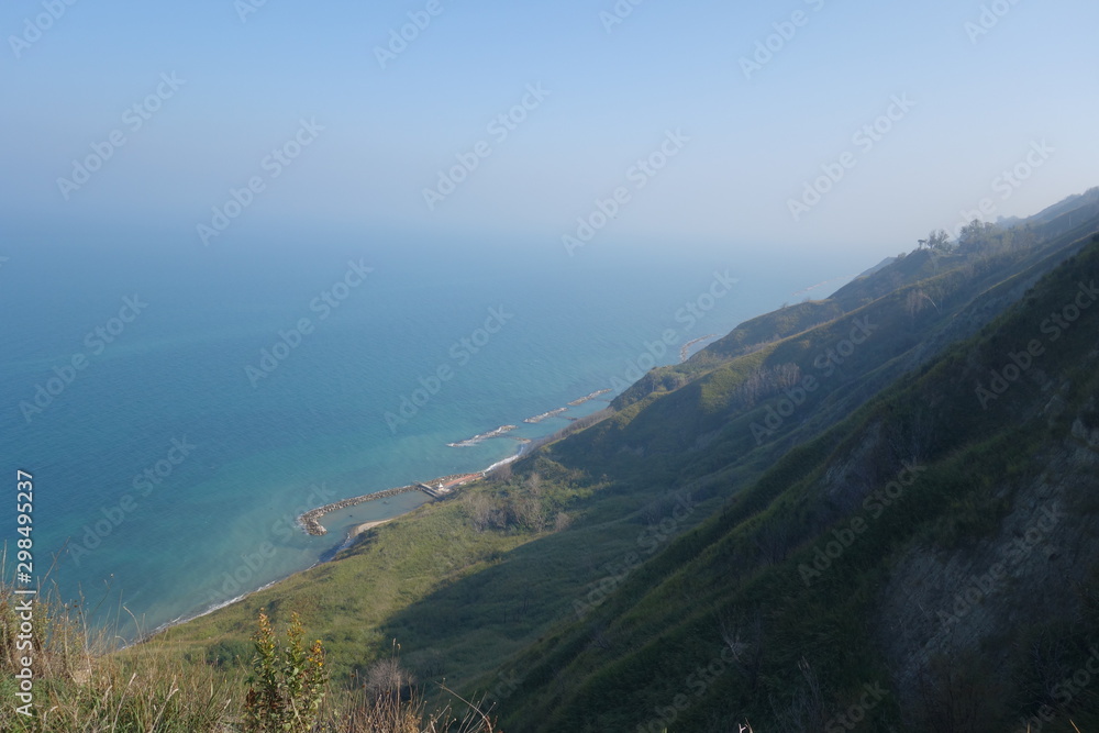 Fototapeta premium Monte San Bartolo regna sull'Adriatico