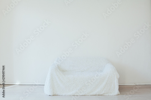 Fototapeta Naklejka Na Ścianę i Meble -  white sofa in the interior of an empty white room