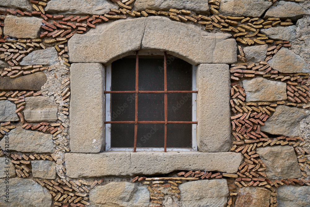 L'antica finestra di pietra