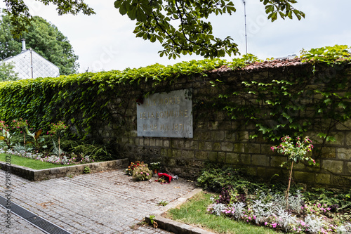 Bild auf Leinwand The Communards' Wall (Mur des Fédérés) in the Père Lachaise Cemetery, Paris