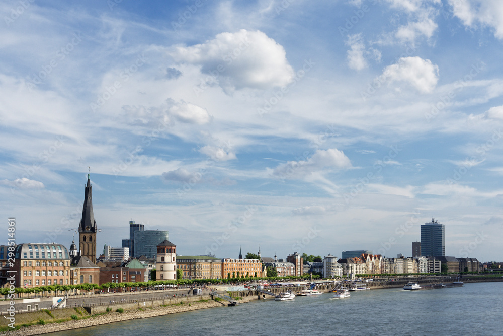 Blick auf Düsseldorf von der Oberkasseler Brücke Blick auf Düsseldorf von der Oberkasseler Brücke