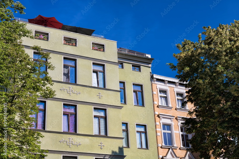 Fototapeta premium sanierter altbau im paulusviertel in halle an der saale, deutschland