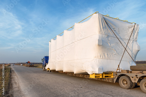 Obraz na płótnie Truck with large oversized cargo on rural road w salonie