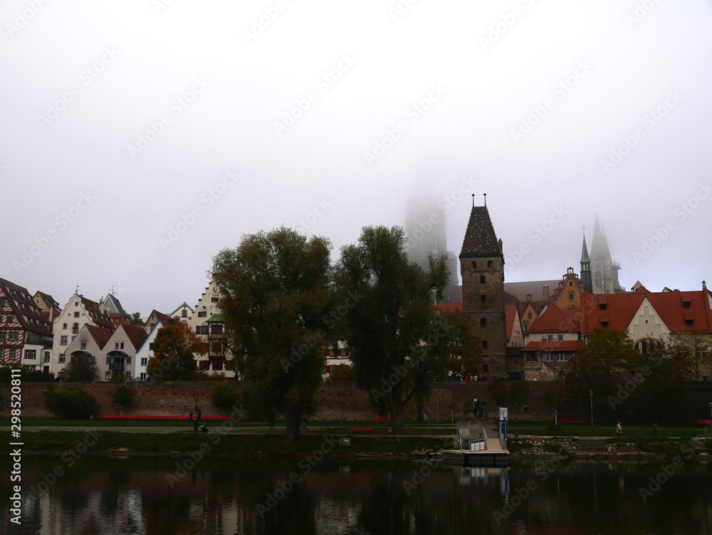 Ulm, Deutschland: Blick auf die nebelverhangene Skyline
