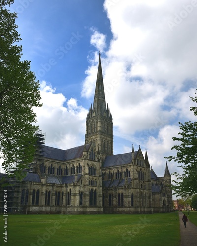 Tourists on the way to the cathedral © drewrawcliffe