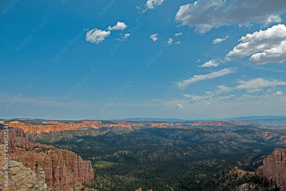 Naklejka premium Wide view over Bryce Canyon with clouds