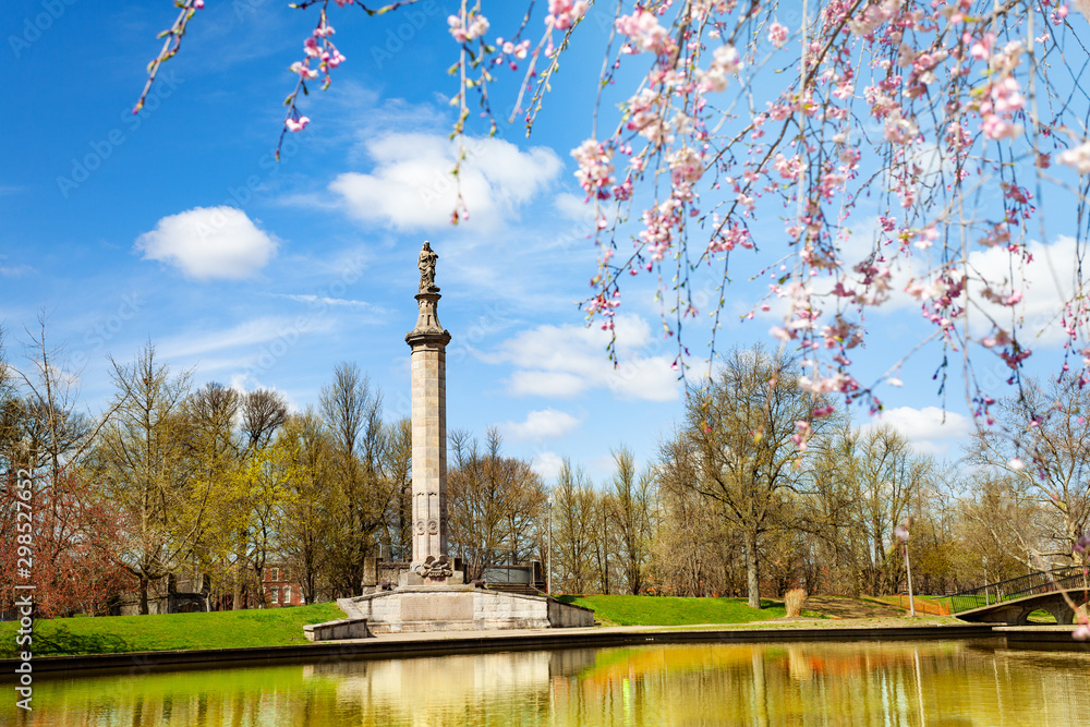 Obraz premium West Park Lake Elizabeth column monument over pond