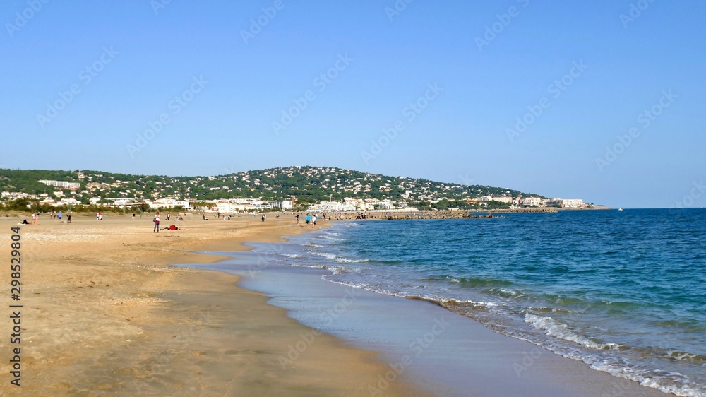 La plage du Lido près de la ville de Sète et le mont Saint-Clair
