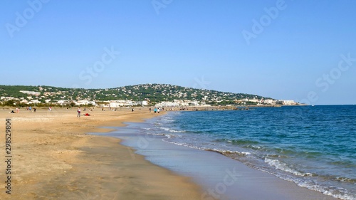 La plage du Lido pr  s de la ville de S  te et le mont Saint-Clair