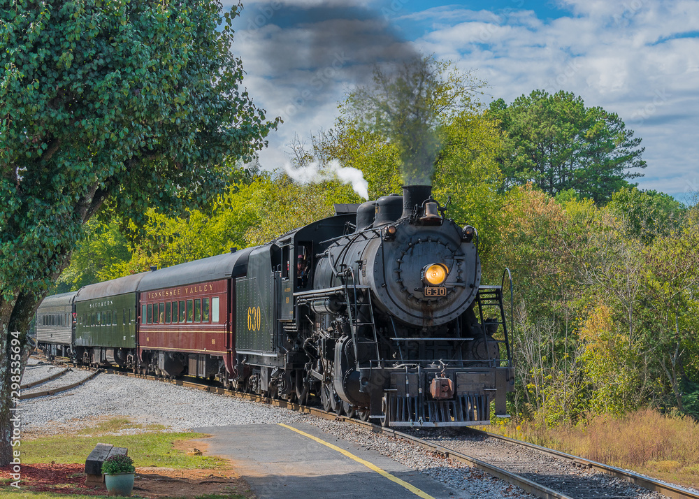 Fototapeta premium Locomotive coming around the bend