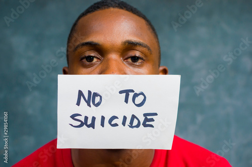Canvastavla a young African man holding a paper saying no to suicide