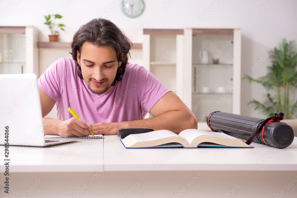 Obraz premium Young male student preparing for exams at home