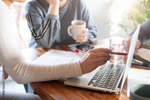 Startup Unternehmen bei einer Besprechung im Büro