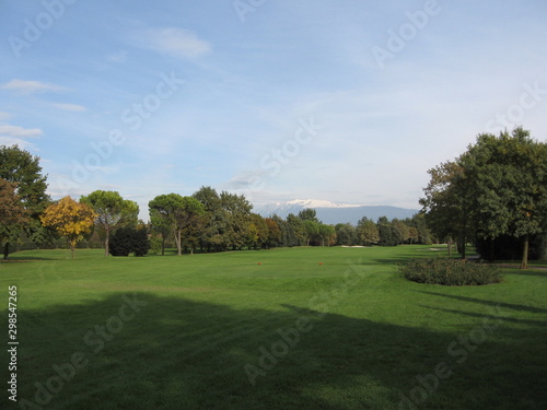 Blick auf den Fairway eines Golfplatzes