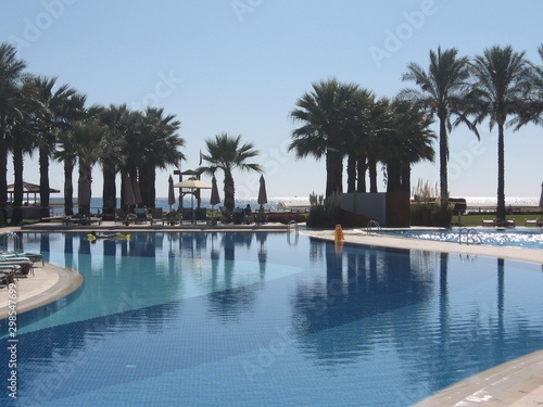 Großer Luxus Pool mit Palmen - Urlaub