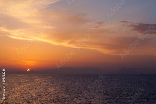 Sonnenaufgang ueber dem Tyrrhenischen Meer