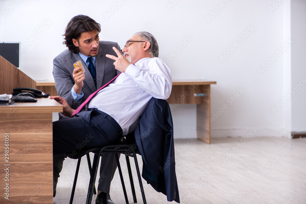 Obraz premium Male employee suffering from heart attack in the office