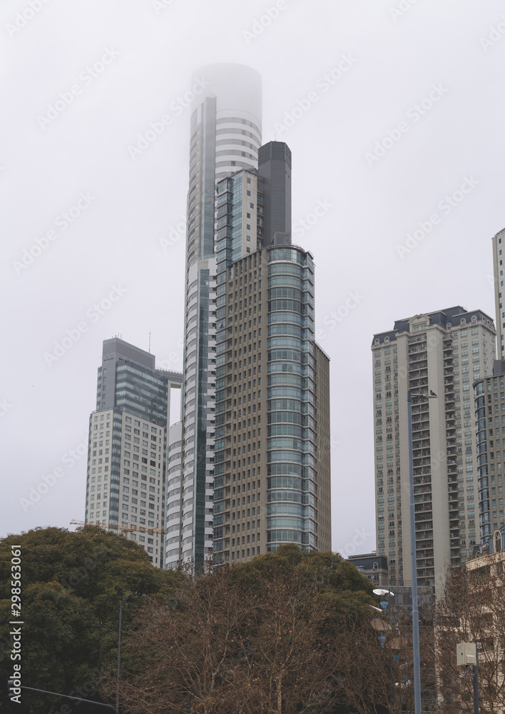 Torre en el centro urbano 