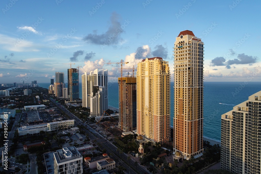 Obraz premium Aerial view of seascape sunset. Sunny Isles, Miami, United States. Great landscape. Vacation travel. Tropical travel.