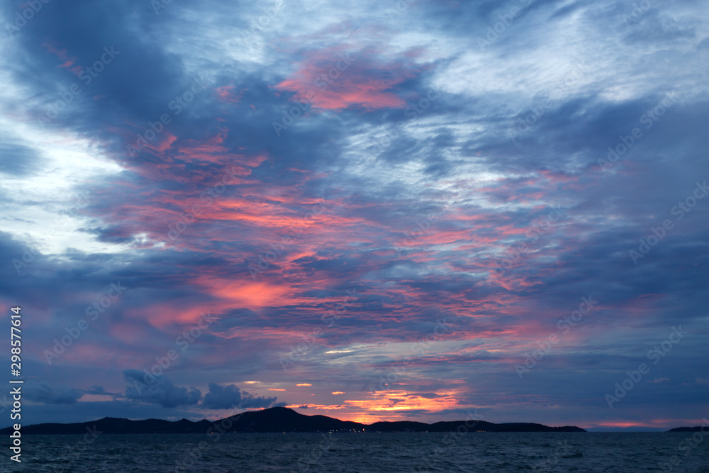 Fototapeta premium Sea pink sunset. Beautiful color clouds.