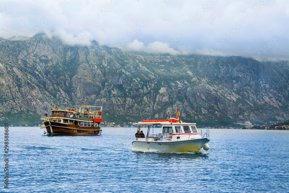 statki we fiordzie, morze Adriatyckie, Czarnogóra